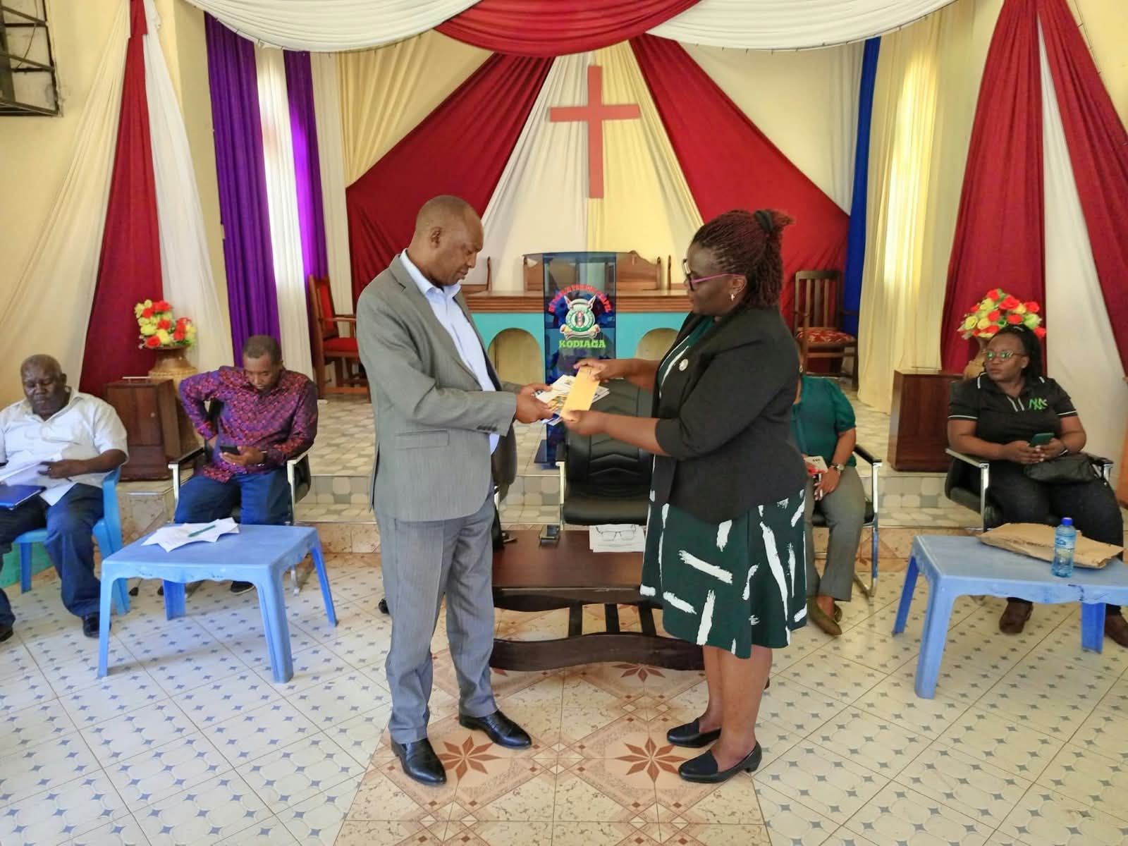 Jacqueline Ingutiah handing over legal rights booklets at Kodiaga Prison Chapel